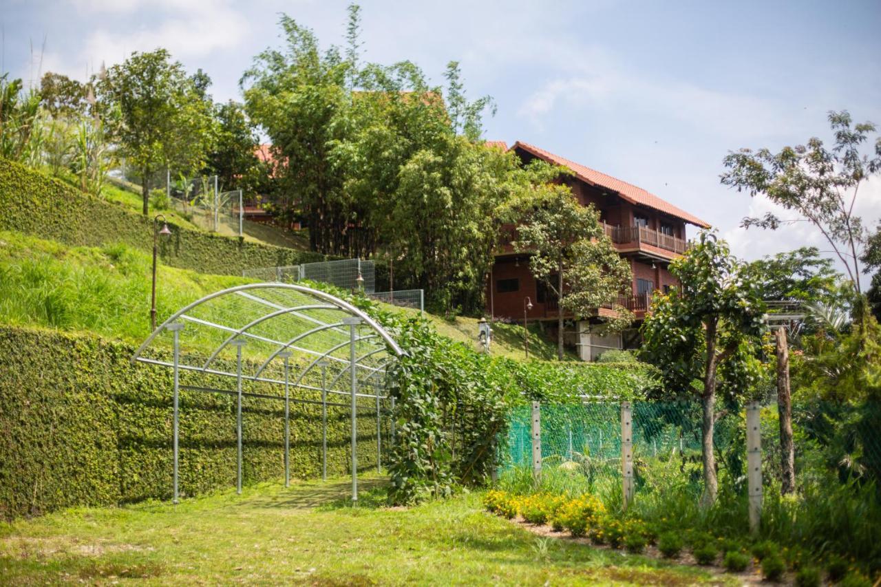 Red House The Garden Stay In Bukit Tinggi By Play Bentong Exterior foto