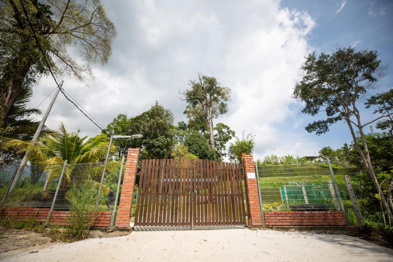 Red House The Garden Stay In Bukit Tinggi By Play Bentong Exterior foto