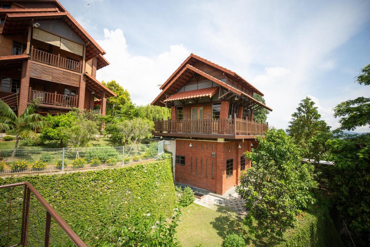 Red House The Garden Stay In Bukit Tinggi By Play Bentong Exterior foto