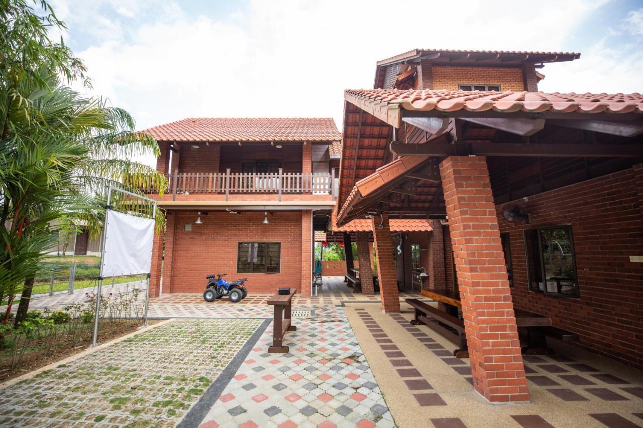 Red House The Garden Stay In Bukit Tinggi By Play Bentong Exterior foto