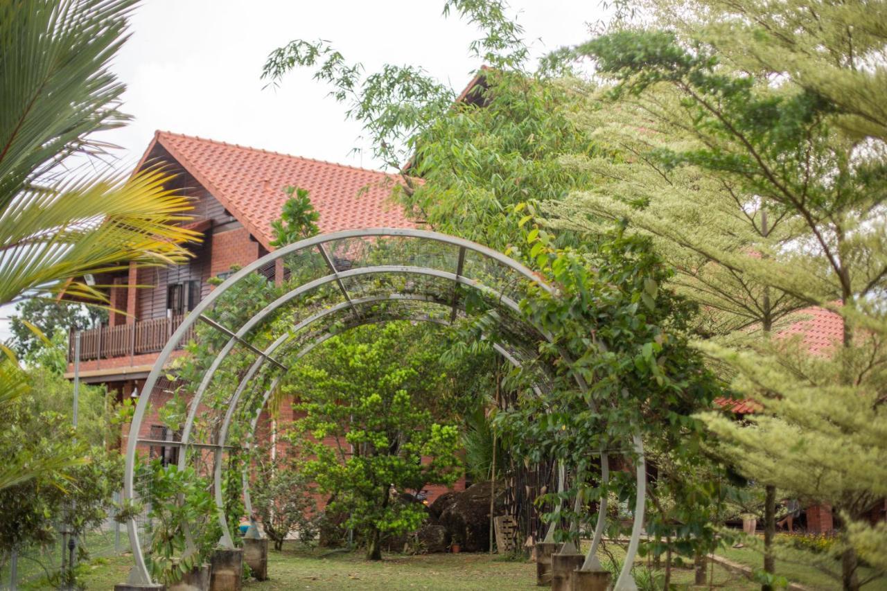Red House The Garden Stay In Bukit Tinggi By Play Bentong Exterior foto